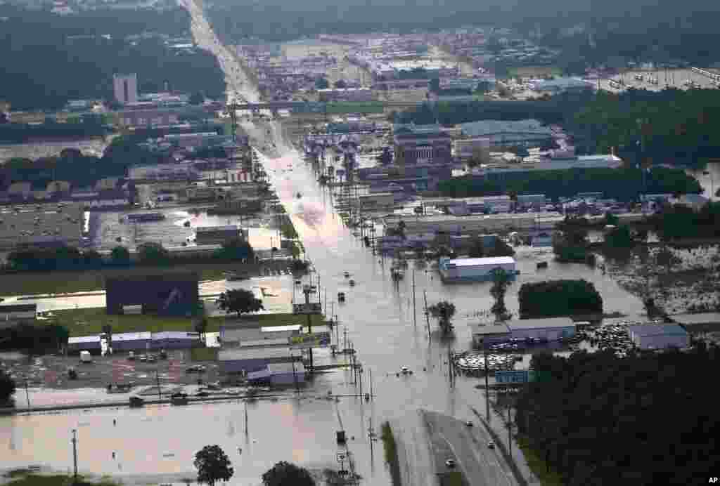 نمایی از خیابان های تگزاس پس از توفان هاروی که بر اثر آب گرفتگی بسته شده اند.