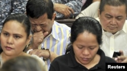Former Maguindanao Governor Andal Ampatuan Sr. (back 2nd L) attends the arraignment of his electoral sabotage case at a regional trial court in Pasay, east of Manila, March 26, 2012.