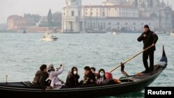 Las mascarillas son la orden del día para protegerse del coronavirus. En la foto, en Venecia, Italia, los turistas navegan por los canales con mascarillas después de detectarse dos casos en la ciudad el 31 de enero de 2020.