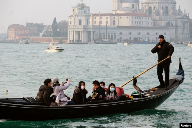 Las mascarillas son la orden del día para protegerse del coronavirus. En la foto, en Venecia, Italia, los turistas navegan por los canales con mascarillas después de detectarse dos casos en la ciudad el 31 de enero de 2020.
