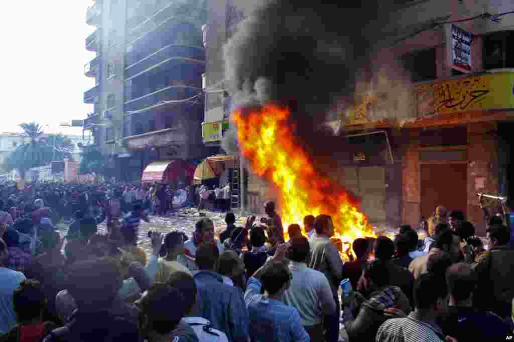 Protesters storm an office of Egyptian President Mohamed Morsi&#39;s Muslim Brotherhood Freedom and Justice party and set fires in the Mediterranean port city of Alexandria, Egypt, Nov. 23, 2012.