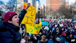 Además, había protestas hoy en muchos otros aeropuertos de todo el país, incluidos los de San Francisco, Miami, Filadelfia, Detroit, Atlanta o Minneapolis-St. Paul.