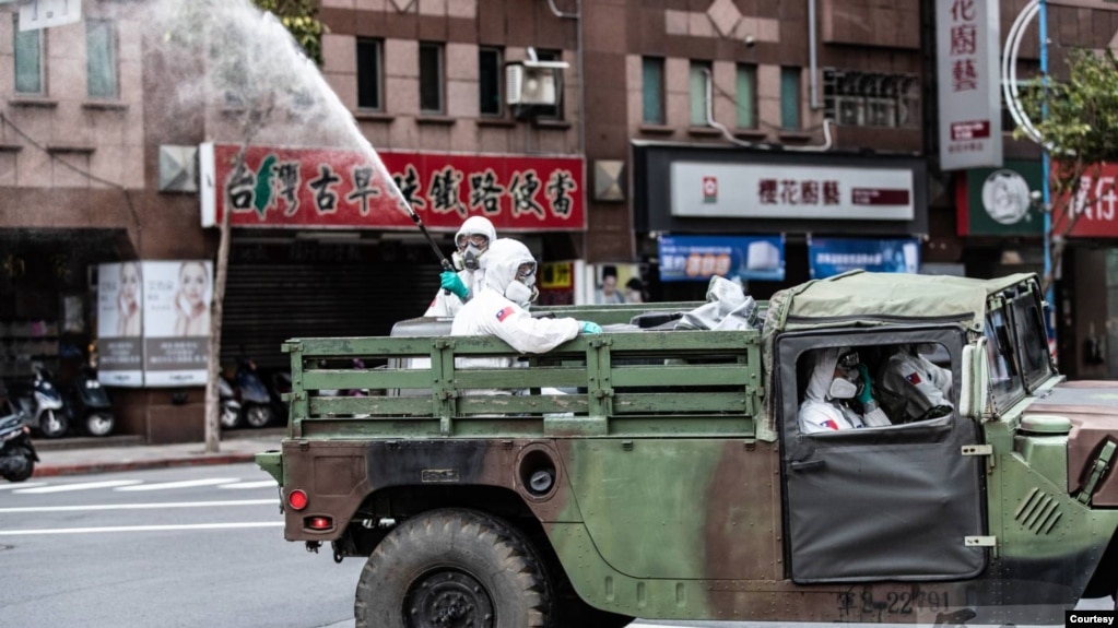 台湾陆军33化学兵群执行台北街头消毒作业（台湾军闻社提供）(photo:VOA)