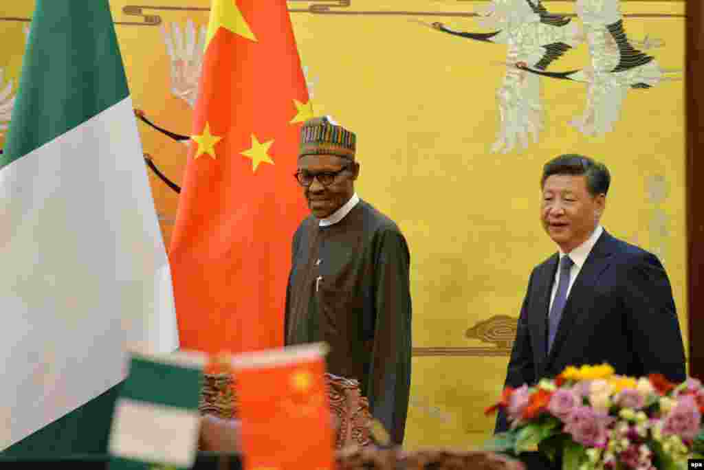 Shugaba Muhammadu Buhari na Najeriya yana gaisawa da shugaba Xi Jinping na kasar Sin a Babban Dakin Taron Al'umma na birnin Beijing, yau talata 12 Afrilu, 2016. EPA/KENZABURO FUKUHARA / POOL