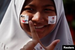 Seorang remaja putri menghadiri kampanye capres-cawapres Prabowo Subianto dan Sandiago Uno di Stadion Gelora Bung Karno, Jakarta, 7 April 2019. (Foto: Reuters)