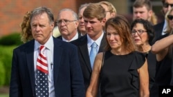 지난해 6월 미국 오하이오주 와이오밍에서 열린 오토 웜비어 장례식에서 가족과 지인들이 운구 행렬를 따르고 있다.