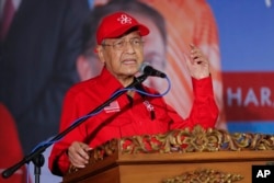 Malaysian Prime Minister Mahathir Mohamad delivers his speech during a rally for Anwar Ibrahim in Port Dickson, Malaysia, Oct. 8, 2018.
