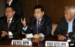 FILE - Indonesian House Speaker Setya Novanto, center, speaks, while accompanied by deputy speakers Fadli Zon, left, and Agus Hermanto, right, during press conference in Jakarta, Indonesia.