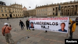 People protest against the kidnapping of Dutch journalists Derk Johannes Bolt and Eugenio Ernest Marie Follender in Bogota, Colombia, June 21, 2017. The banner reads: "Dutch journalists kidnapped, Liberty Now." Bolt and Follender were released by ELN rebels, June 24, 2017.