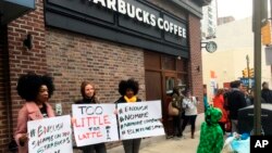 Beberapa warga melakukan unjuk rasa di luar gerai Starbucks di Philadelphia, Minggu (15/4). 