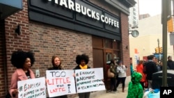 Biểu tình bên ngoài Starbucks tại Philadelphia, ngày 15/4/ 2018, để phản đối vụ nhân viên gọi cảnh sát bắt hai người đàn ông da đen bị cáo buộc xâm nhập bất hợp pháp.