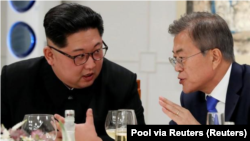 Le président sud-coréen Moon Jae-in et le dirigeant nord-coréen Kim Jong Un se rencontrent à Panmunjom, le 27 avril 2018.