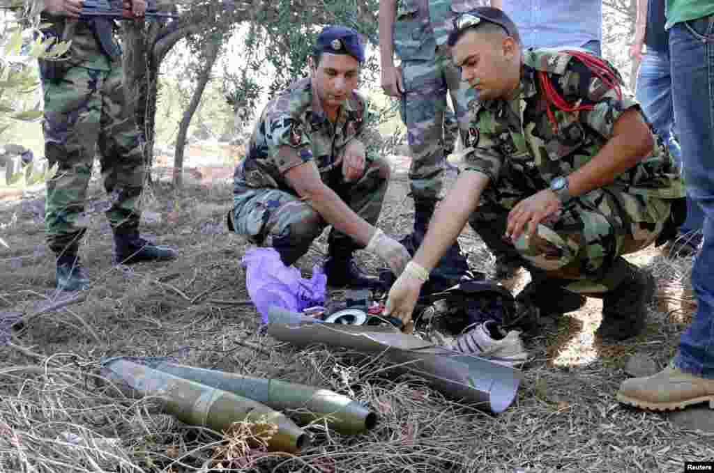 Ciidamada Lebanon oo baadhaya qeyb ka hadhay gantaal Lebanon laga tuuray oo Isreal lagu ganay, Bariga Lebanon July 11, 2014.