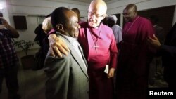 L'archevêque de Canterbury Justin Welby est accueilli à l'aéroport de Khartoum, Soudan, le 29 juillet 2017.