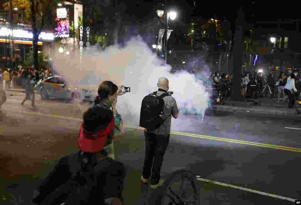 Demonstrasi menentang penembakan Keith Lamont Scott oleh polisi di Charlotte, North Carolina (21/9). (AP/Chuck Burton)