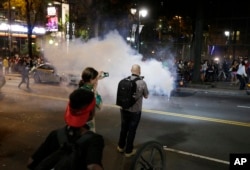 Policija ispaljuje suzavac na demonstrante koji protestuju zbog policijskog ubistva Keit Lamont Skota u Šarloti