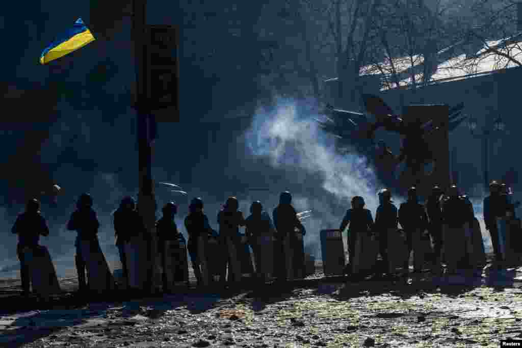 Azadlıq Meydanında nümayişçilərlə polis qarşı-qarşıyadır - Kiyev, 30 yanvar, 2014 