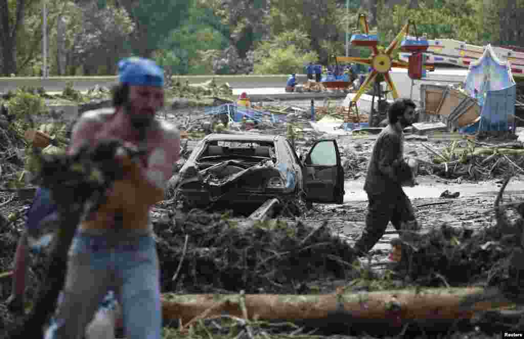 Voluntários removem detritos no zoológico em Tbilisi, Geórgia, 15 de Junho, 2015.