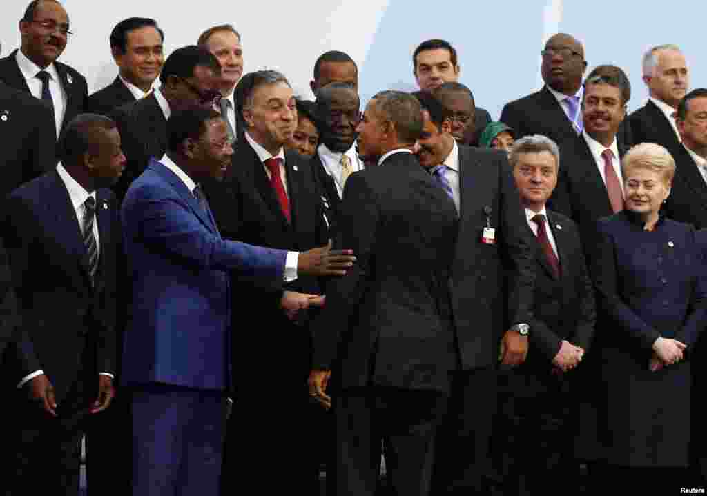 Le président américain Barack Obama, centre, rejoint ses homologues chefs d’Etat pour une photo de famille à l’ouverture de la COP21 au Bourget, France, 30 novembre 2015.