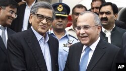 Pakistan's High Commissioner to India Salman Bashir, right, receives Indian Foreign Minister S.M. Krishna at Chaklala airbase in Rawalpindi, Pakistan, September 7, 2012.