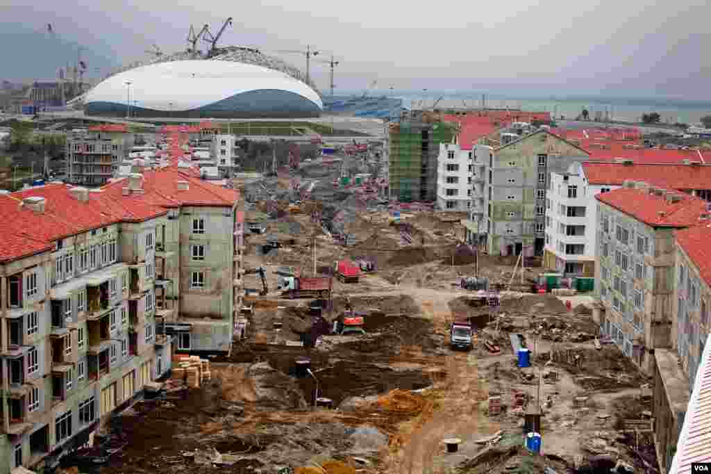 Red roofed housing for Olympic athletes rises between the Ice Dome and a new Radisson Blu hotel, Sochi, Russia, March 15, 2013. (V. Undritz/VOA) 