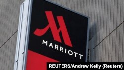 ARHIVA - Znak kompanije Meriot na hotelskoj zgradi u Njujorku (Foto: Reuters/Andrew Kelly)