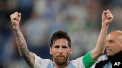 El argentino Lionel Messi celebra después del partido del Grupo D entre Argentina y Nigeria en la Copa Mundial de fútbol 2018 en el estadio de San Petersburgo en San Petersburgo, Rusia, el martes 26 de junio de 2018. Argentina ganó por 2-1. (AP Photo / Dmitri Lovetsky)