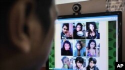 A man browses at pictures of Japanese porn star Maria Ozawa posted on a local Web site at a public Internet service in Jakarta (Sep 2009 file photo)