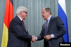 Russia's Foreign Minister Sergei Lavrov (R) shakes hands with his German counterpart Frank-Walter Steinmeier during a news conference in Moscow, Feb. 14, 2014.