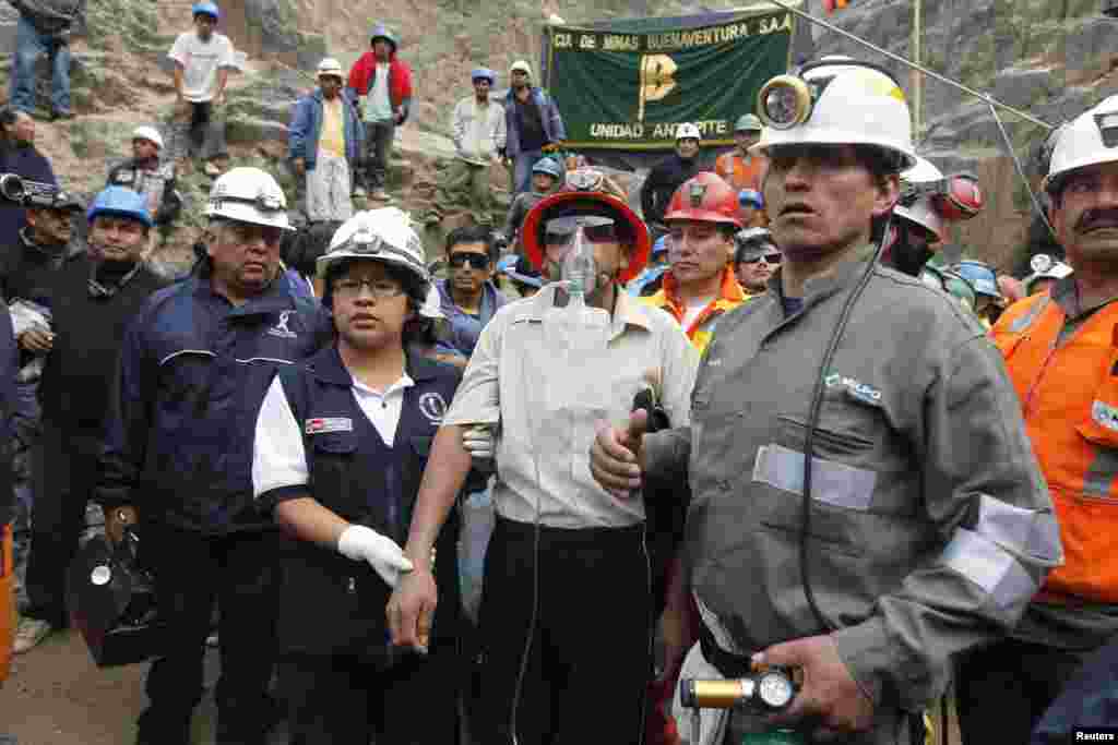 Antes de salir, los mineros pasaron un primer control en el interior del t&uacute;nel para evaluar sus funciones vitales a cargo de m&eacute;dicos del Sistema de Atenci&oacute;n M&eacute;dica M&oacute;vil de Urgencia.