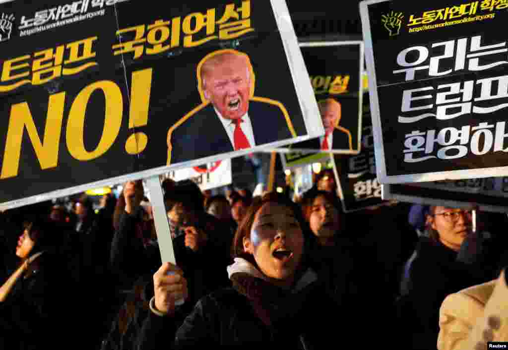 Demonstran&nbsp;Anti-Trump mengikuti demonstrasi memprotes Presiden Donald Trump di pusat Kota Seoul di Korea Selatan, 7 November 2017.