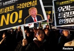 Anti-Trump protesters take part in a rally against U.S. President Donald Trump in central Seoul, S. Korea, Nov. 7, 2017.
