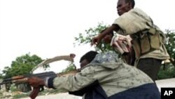 소말리아 모가디슈에서 알샤바브 조직원들이 소말리아 정부군에 총격을 가하고 있다. (자료사진)
