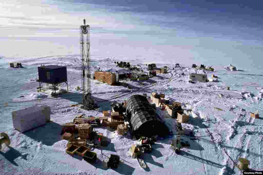 Scientists began deploying neutrino detectors beneath 1,500 meters of ice starting in November of 1992. (Robert Morse/NSF)