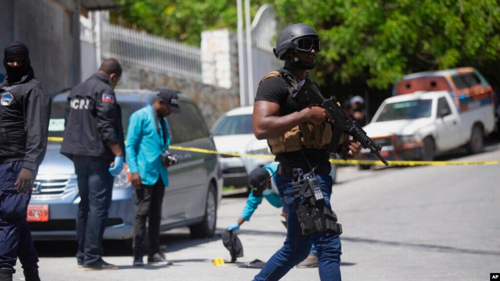 海地安全部队调查总统莫伊塞遇刺的总统官邸（7月7号）。(photo:VOA)
