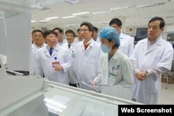 Phó Thủ tướng Vũ Đức Đam kiểm tra công tác phòng, chống dịch viêm đường hô hấp cấp do virus corona. Photo QDND