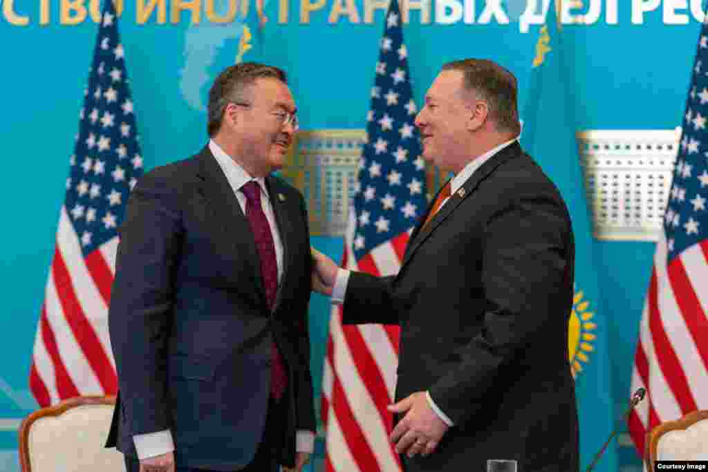 2-fevral kuni AQSh Davlat kotibi Mayk Pompeo Nur-Sultonda Qozog&#39;iston Prezident Qosim-Jo&#39;mart Tokayev, Tashqi ishlar vaziri Muxtor Tleuberdi bilan muloqot qildi. Pompeo Ameriika elchixonasida ham bo&#39;ldi. Uyg&#39;ur oilalar bilan ham uchrashdi. AQSh Qozog&#39;iston va qo&#39;shni davlatlarni Xitoyga biror uyg&#39;urni topshirmaslikka chaqirmoqda.