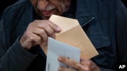 Un anciano se prepara para votar en la elección general de España, en Pozuelo de Alarcón, en las afueras de Madrid, el domingo 28 de abril de 2019.