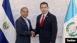 El presidente de Guatemala, Jimmy Morales, se reúne en San Salvador con el vicepresidente salvadoreño, Óscar Ortiz, el lunes 5 de noviembre de 2018, para conversar sobre estrategia de seguridad y asistencia humanitaria que reciben grupos de migrantes que avanzan hacia EE.UU.