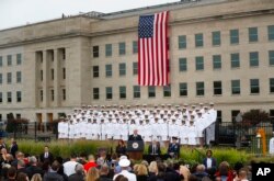 Wakil Presiden Mike Pence (tengah) memberikan sambutan di Tugu Peringatan Peristiwa 11 September di Pentagon, pada peringatan 17 tahun serangan tersebut, 11 September 2018.