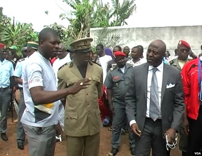 Quetong Handerson Kongeh, center, the most senior Cameroon government official in the Ntem Valley administrative unit that includes Kiossi confers with local officials, in Kiossi, Cameroon, March 3, 2018. (M. Kindzeka/VOA)