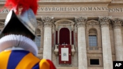A Swiss Guard stands as Pope Francis delivers his "Urbi et Orbi" (to the city and the world) message from the balcony overlooking St. Peter's Square at the Vatican, Dec. 25, 2016.