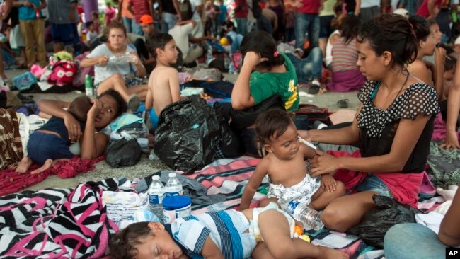 2018年10月20日一群移民在墨西哥恰帕斯州伊达尔戈城的一个中央公园休息。
