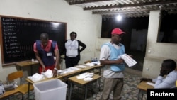 Giới chức bầu cử đếm phiếu bầu sau khi kết thúc cuộc bầu cử quốc gia ở thủ đô Luanda, Angola, 31/8/2012
