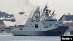 中国海军舰艇昆仑山号2019年6月7日驶离澳大利亚悉尼公园岛海军基地。