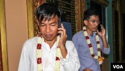 រូបឯកសារ៖ លោក អ៊ួន ឈិន និងលោក យាង សុធារិន្ទ អតីត​អ្នក​សារព័ត៌មាន​វិទ្យុ​អាស៊ី​សេរី ​នៅ​ក្រោយ​ពេល​ត្រូវ​បាន​ដោះ​លែង​ឱ្យ​នៅ​ក្រៅ​ឃុំ​ជាបណ្ដោះ​អាសន្ន​ កាល​ពី​យប់​ថ្ងៃទី២១​ ខែសីហា ​ឆ្នាំ២០១៨។ ​(អូន ឆេងប៉រ/VOA)