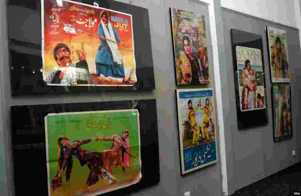 سن 1978 میں ریلیز ہونے والی فلم مولا جٹ اور پنجابی فلم بازی جت لئی کے پوسٹرز