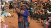 Une vendeuse d’ananas à Nkolmeyang, au Cameroun, le 24 mars 2020. (VOA/Emmanuel Jules Ntap).
