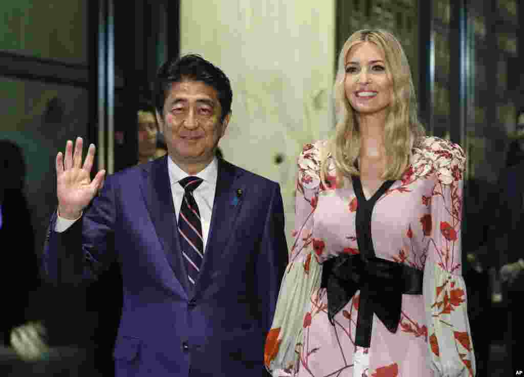 دیدار ایوانکا ترامپ مشاور پرزیدنت ترامپ&nbsp; با شینزو آبه نخست وزیر ژاپن در یک رستوران در&nbsp; توکیو ژاپن