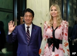 도널드 트럼프 대통령의 장녀 이방카 트럼프가 최근 방문한 일본에서 아베 신조 총리와 함께 만찬을 했다.